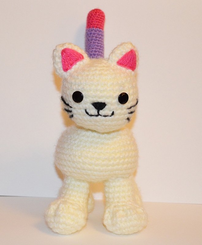 Crochet cat free pattern by Suzy Dias
